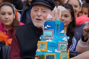 Bob Simon and birthday cake