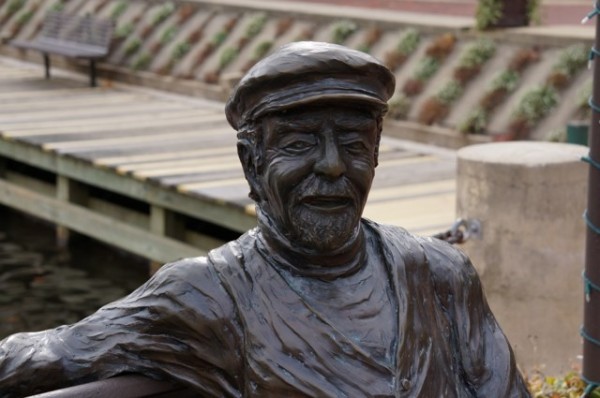 Bronze Bob at Lake Anne Plaza
